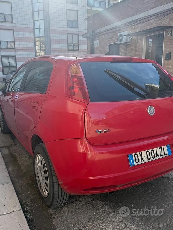 Begagnad Fiat Punto 77 HK (56 kW) 2009 Röd Sedan