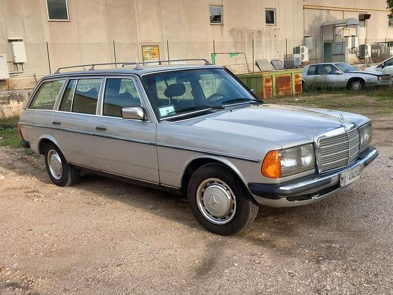 Usata Mercedes 200 95 CV (69 kW) 1984 Grigio Station wagon