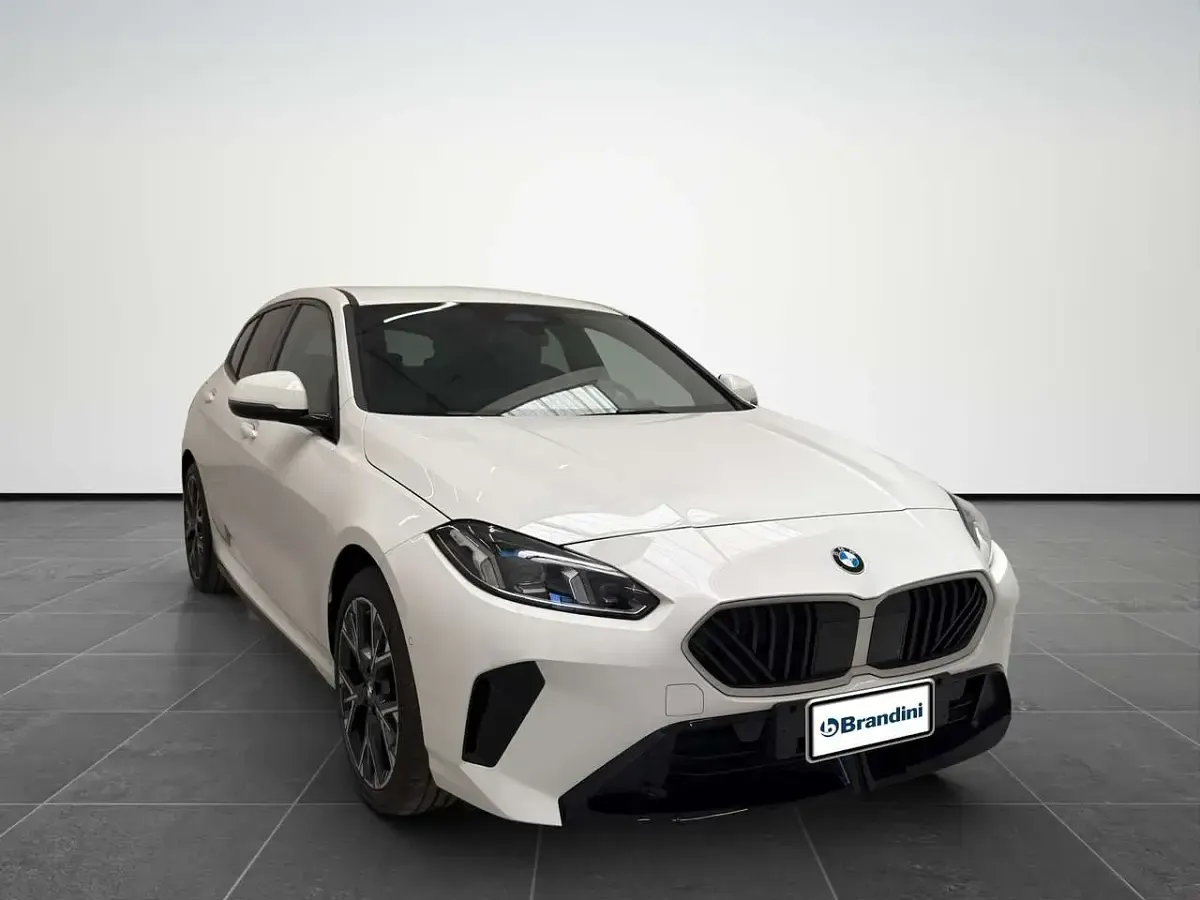 Nuova BMW 118 150 CV (110 kW) 2026 Alpin white pastello Utilitaria
