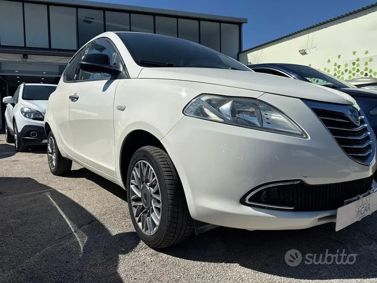 Gebraucht Lancia Ypsilon Gold 80 PS (58 kW) 2013 Weiß Kleinwagen