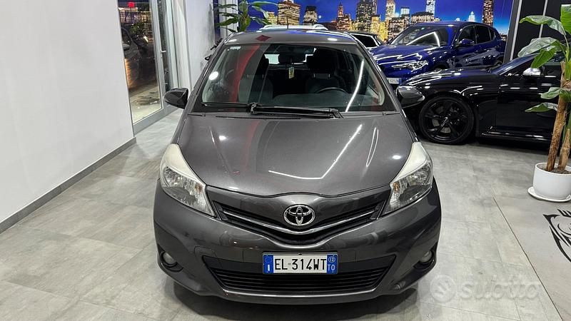 Usata Toyota Yaris Lounge 90 CV (66 kW) 2012 Grigio Utilitaria