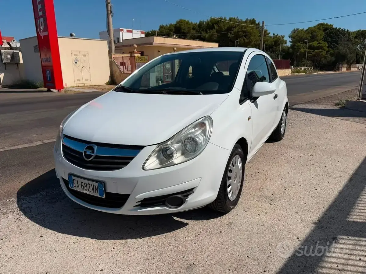 Usata Opel Corsa 65 CV (47 kW) 2010 Bianco Utilitaria