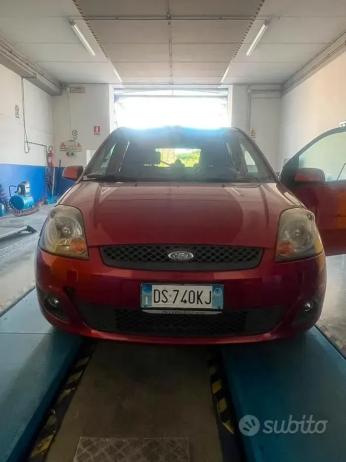 Usata Ford Fiesta 68 CV (50 kW) 2008 Rosso Utilitaria