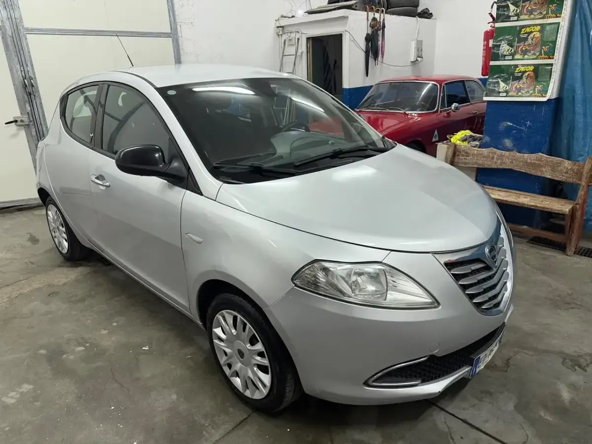 Usata Lancia Ypsilon Silver 69 CV (50 kW) 2014 Argento Utilitaria