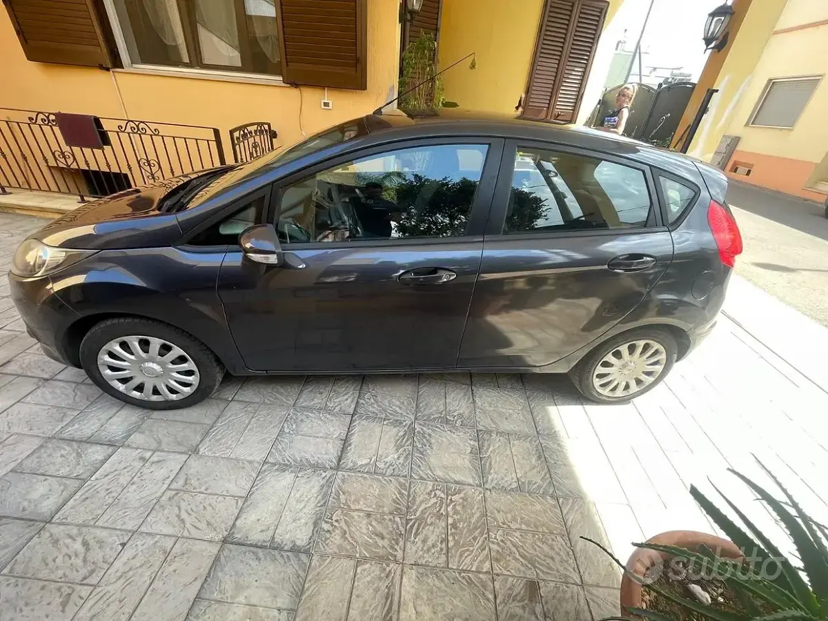 Usata Ford Fiesta 82 CV (60 kW) 2010 Blu Berlina