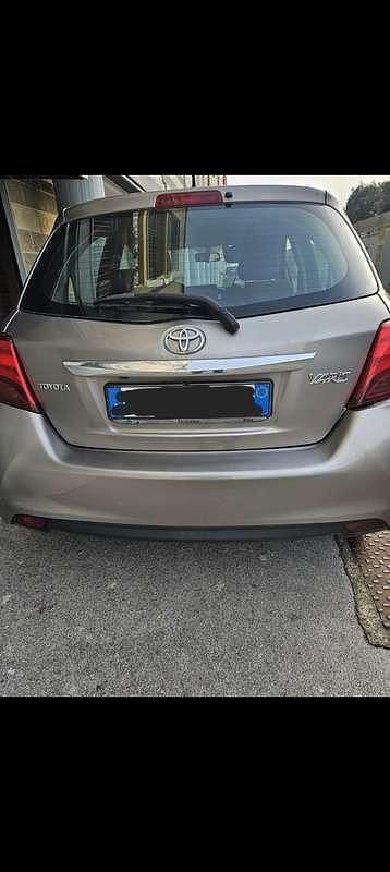 Usata Toyota Yaris Active 90 CV (66 kW) 2014 Grigio Berlina