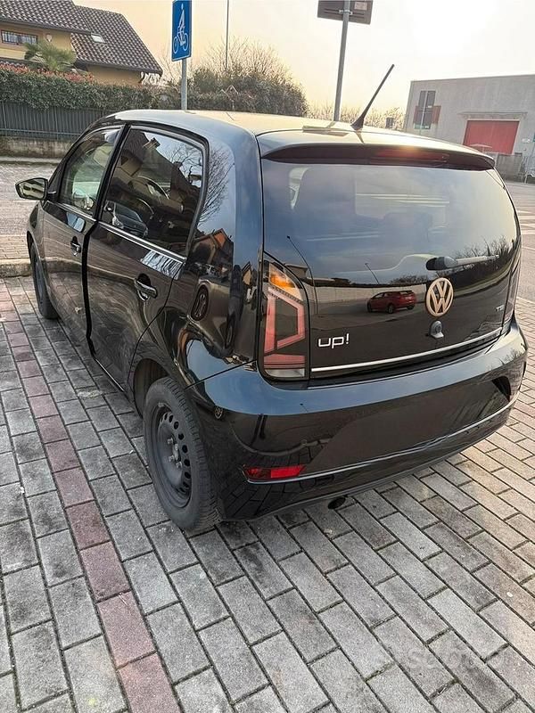 Usata VW up! 90 CV (66 kW) 2018 Nero Utilitaria