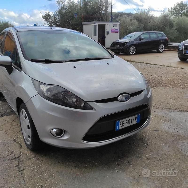 Usata Ford Fiesta 97 CV (71 kW) 2010 Grigio Utilitaria