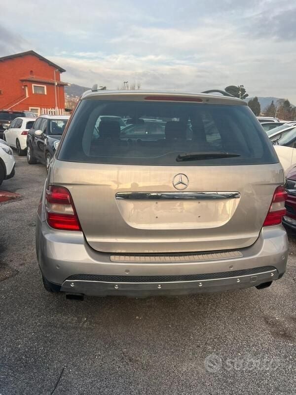 Usata Mercedes ML320 224 CV (164 kW) 2007 Grigio SUV