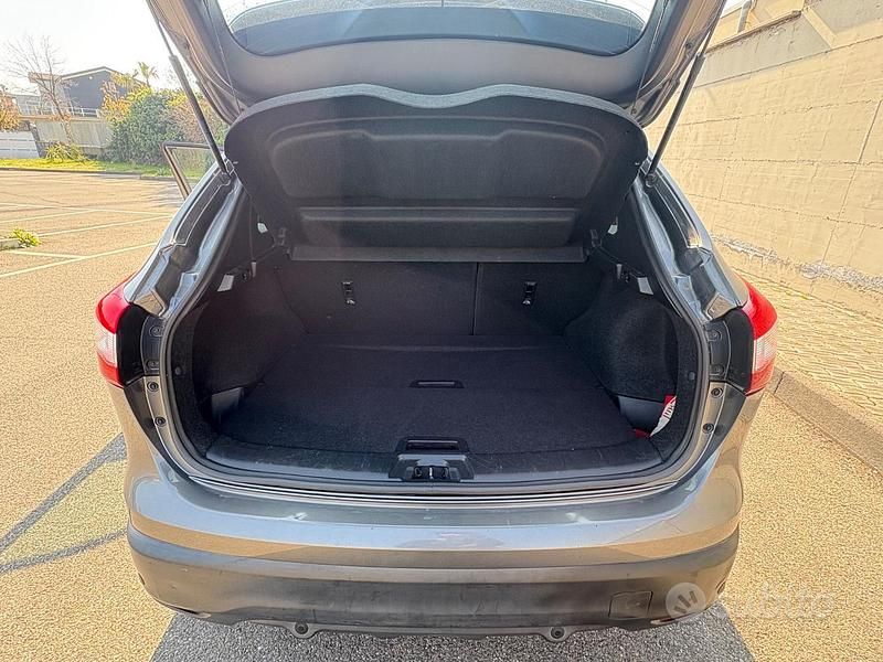 Usata Nissan Qashqai Acenta 115 CV (84 kW) 2015 Grigio SUV