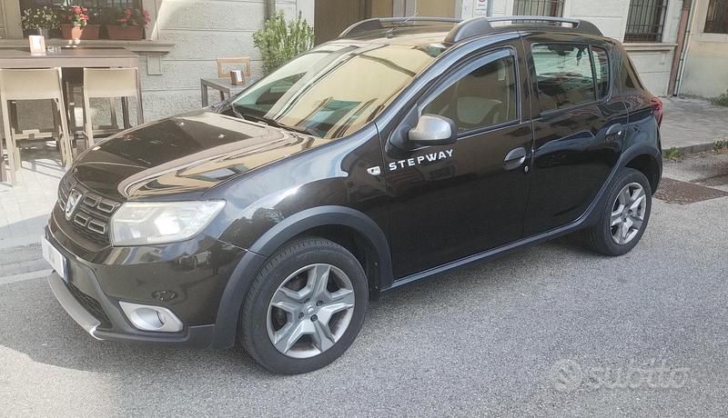 Usata Dacia Sandero Stepway 90 CV (66 kW) 2017 Nero Berlina