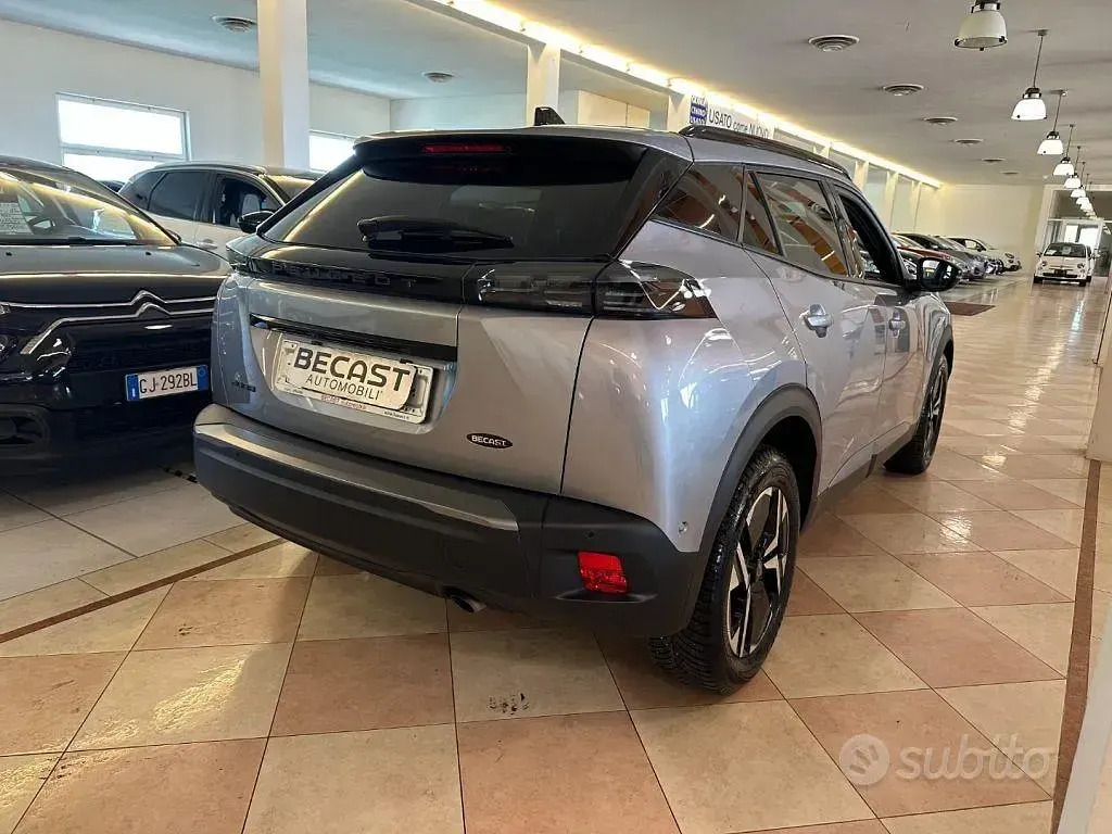 Usata Peugeot 2008 Allure 101 CV (74 kW) 2024 Grigio metallizzato SUV