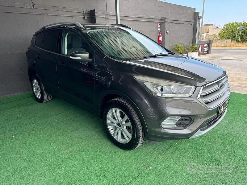 Usata Ford Kuga 120 CV (88 kW) 2019 Grigio SUV