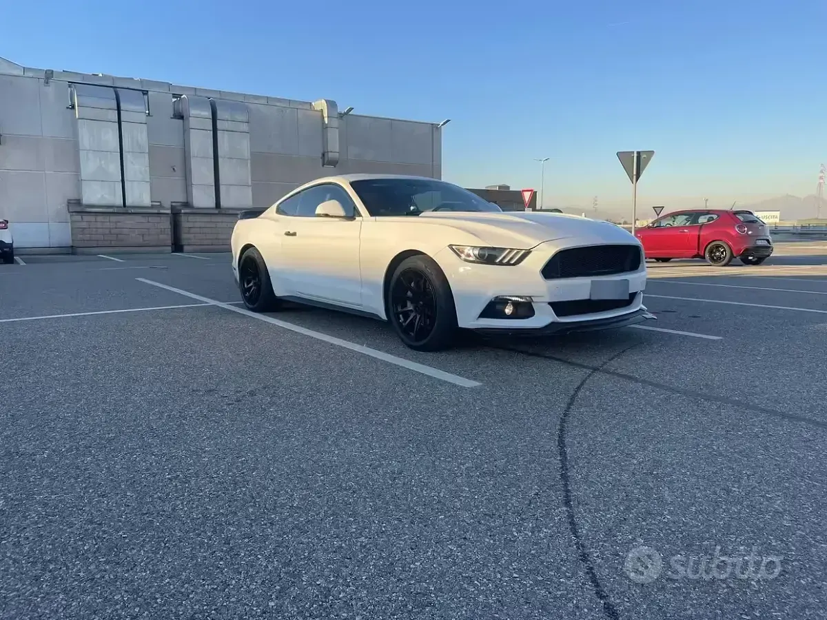 Usata Ford Mustang 317 CV (233 kW) 2017 Bianco Coupé