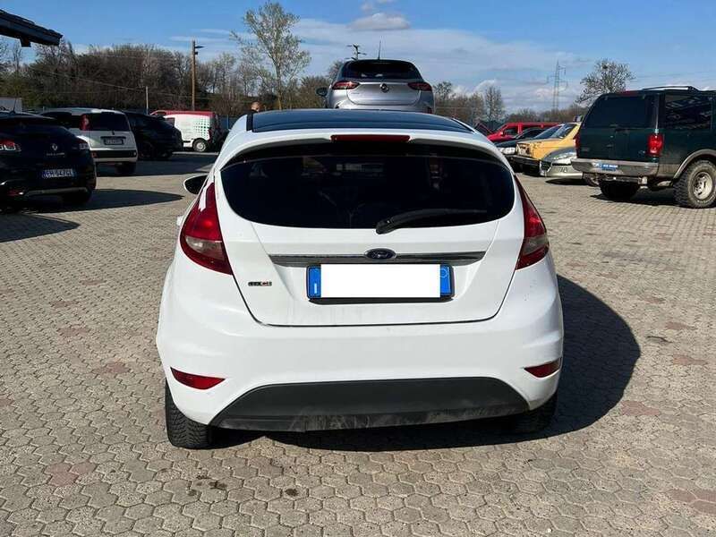 Usata Ford Fiesta 90 CV (66 kW) 2009 Bianco Utilitaria
