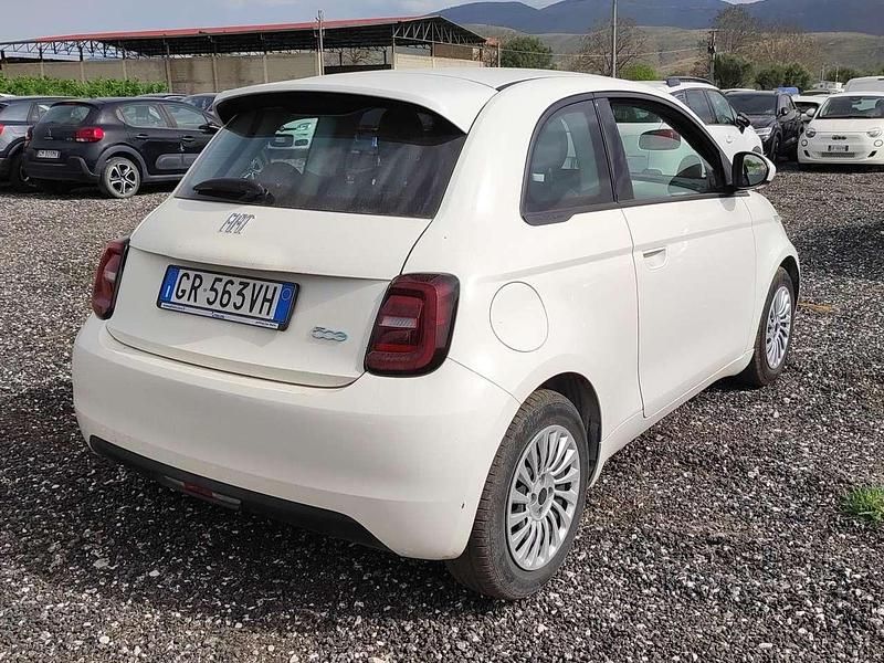 Begagnad Fiat 500e 42 kW (58 HK) 2023 Vit Halvkombi
