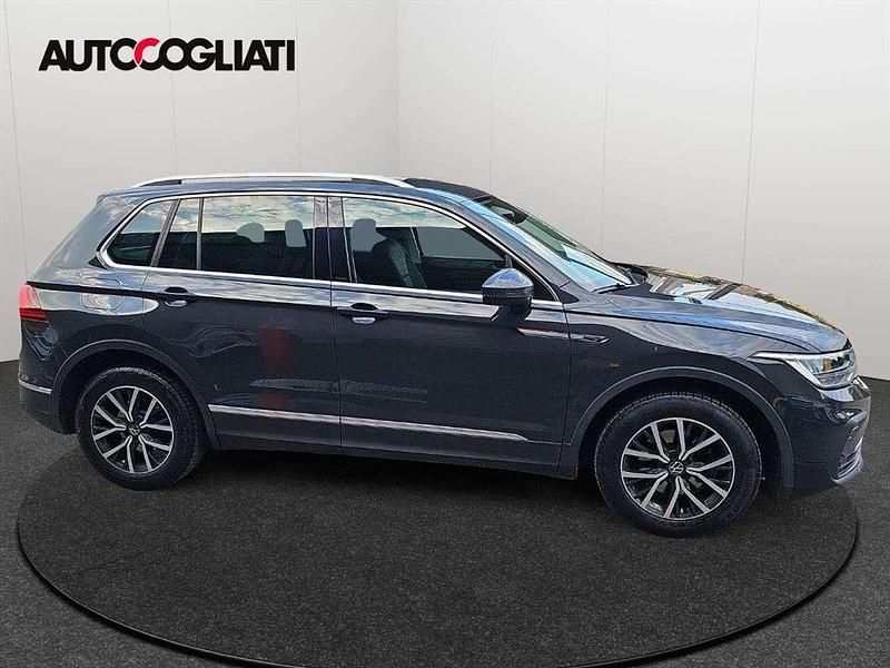 Usata VW Tiguan Life 131 CV (96 kW) 2023 Grigio SUV