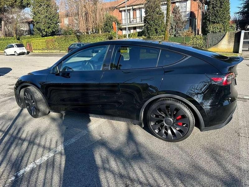 Usata 2024 Tesla Model Y Performance SUV | 42.500 € (Buon prezzo) - Immagine 1/4