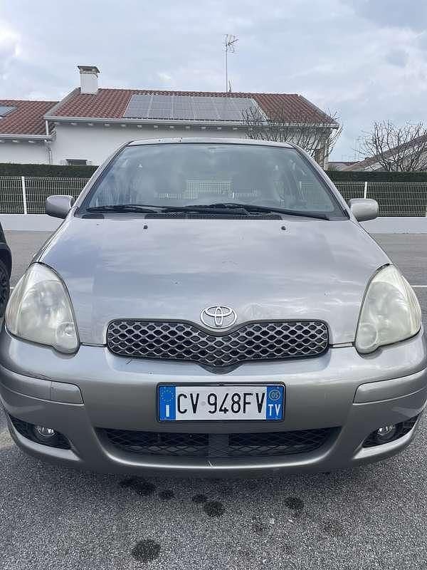 Usata Toyota Yaris 65 CV (47 kW) 2004 Grigio Utilitaria