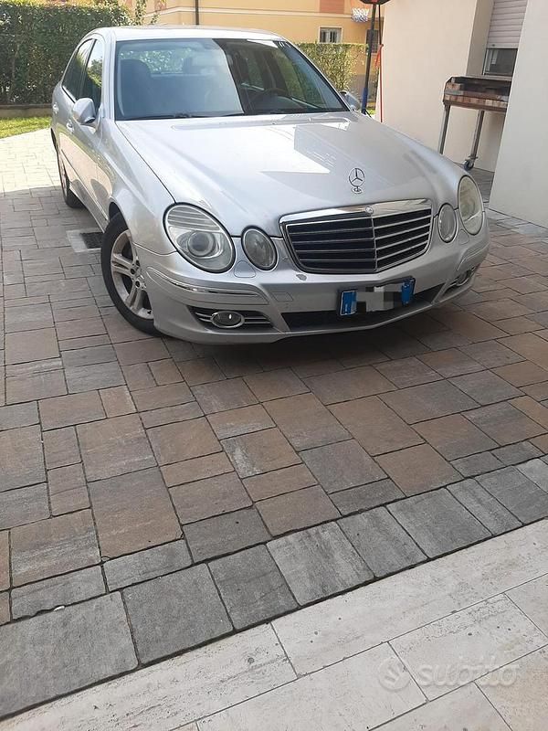 Usata Mercedes E220 170 CV (125 kW) 2007 Grigio Berlina