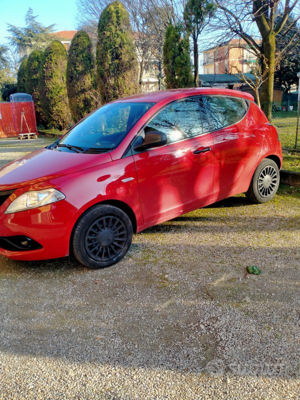 Usata Lancia Ypsilon 70 CV (51 kW) 2024 Rosso Utilitaria