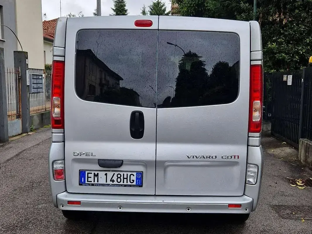 Usata Opel Vivaro 114 CV (83 kW) 2012 Argento Monovolume