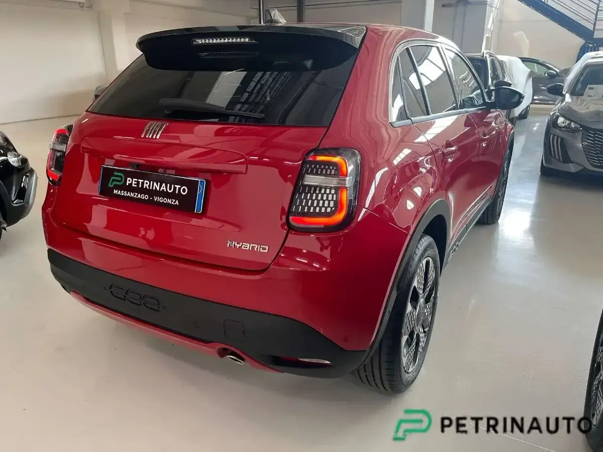 Nuova Fiat 600 La Prima 136 CV (100 kW) 2025 Rosso passione pastello SUV