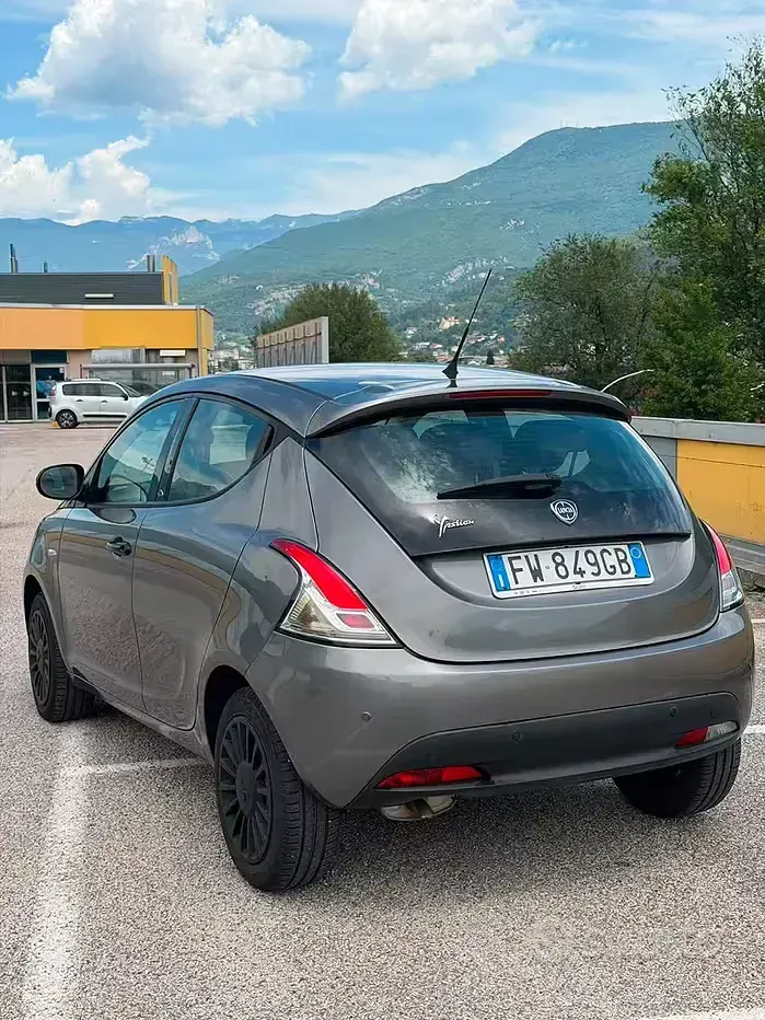 Usata Lancia Ypsilon 80 CV (58 kW) 2019 Grigio Utilitaria