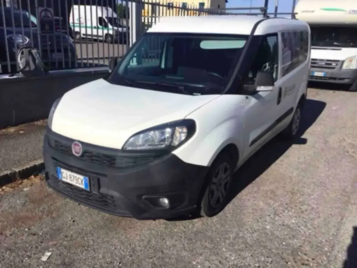 Usata Fiat Doblò 105 CV (77 kW) 2022 Bianco Monovolume