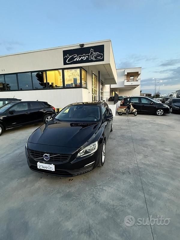 Usata Volvo V60 Momentum 120 CV (88 kW) 2017 Nero Station wagon