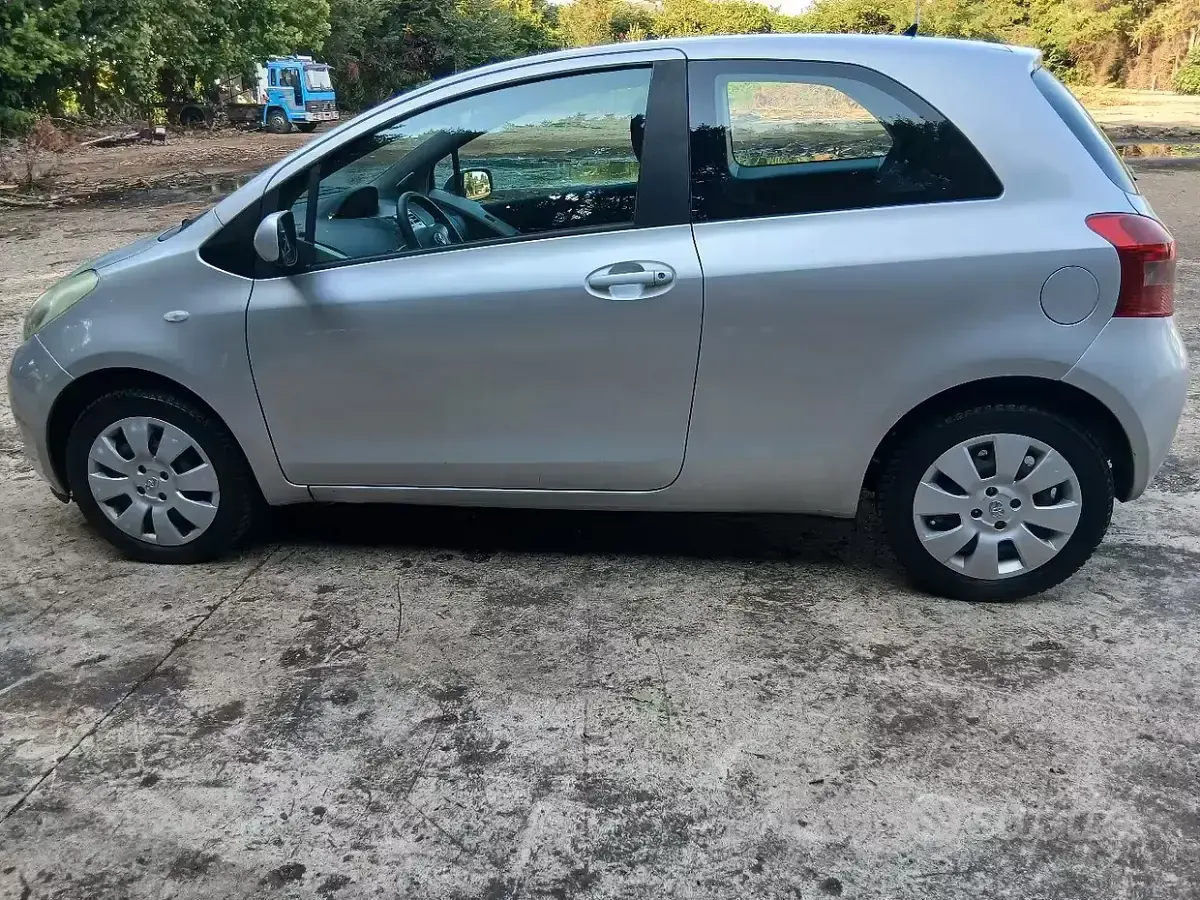 Usata Toyota Yaris Sol 69 CV (50 kW) 2007 Grigio Utilitaria