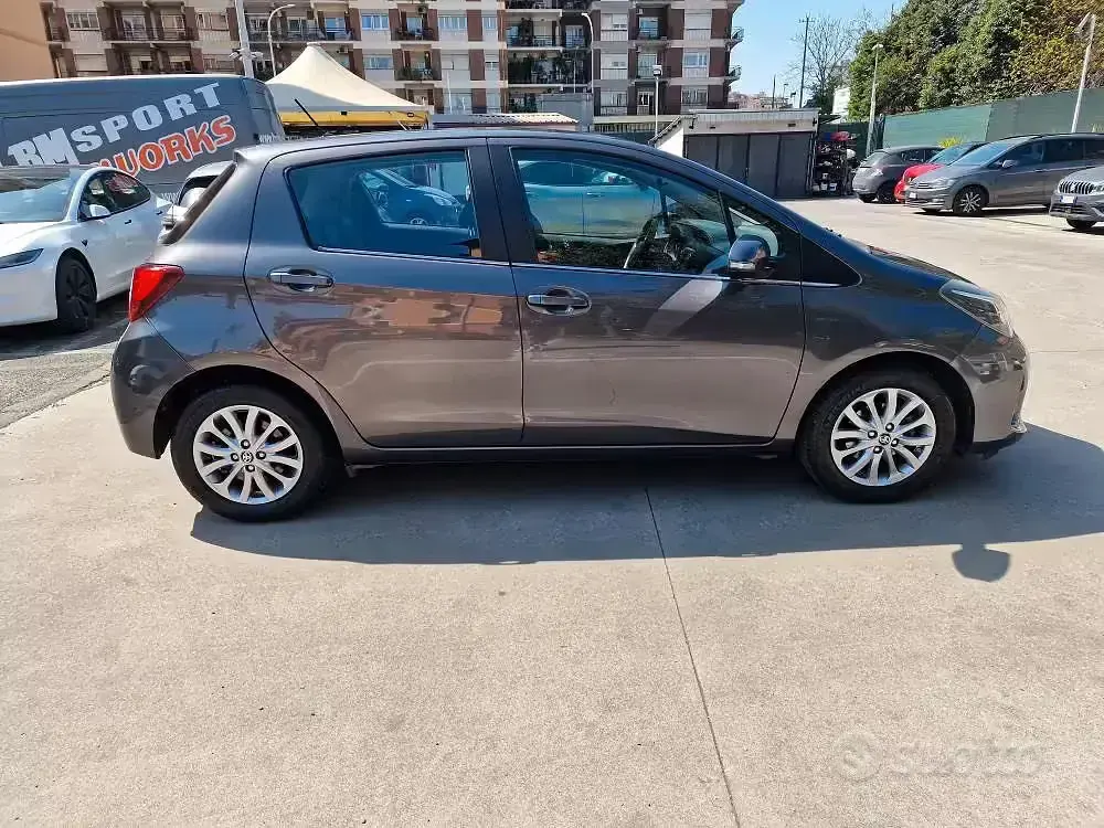 Begagnad Toyota Yaris Lounge 69 HK (50 kW) 2014 Grå Halvkombi