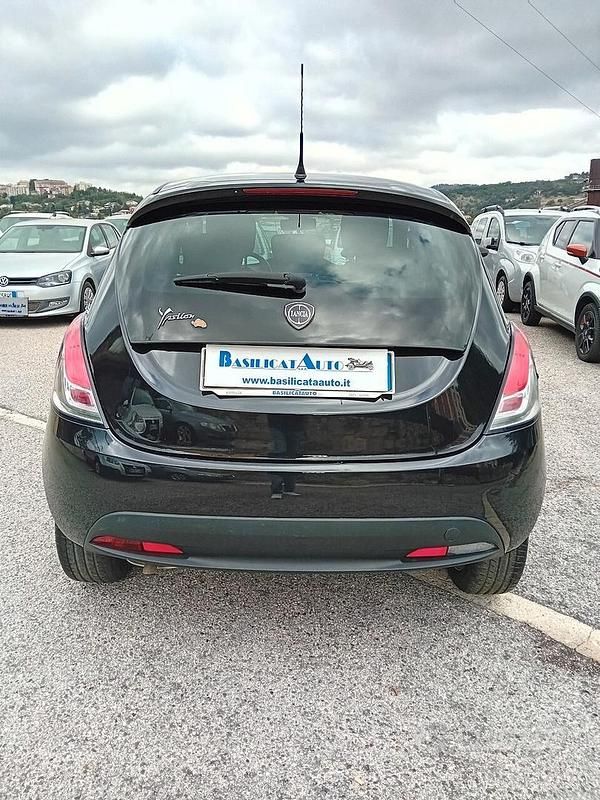 Usata Lancia Ypsilon 69 CV (50 kW) 2015 Nero Utilitaria