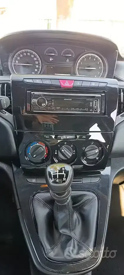 Usado Lancia Ypsilon Gold 69 HP (50 kW) 2018 Vermelho Citadino