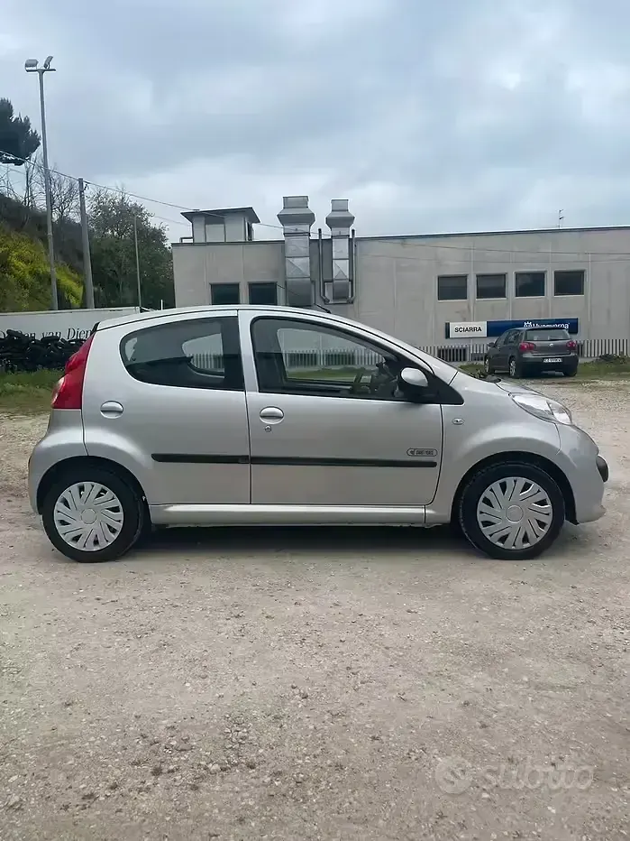 Usata Peugeot 107 68 CV (50 kW) 2007 Grigio Utilitaria