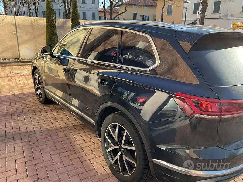 Usata VW Touareg 286 CV (210 kW) 2022 Nero SUV