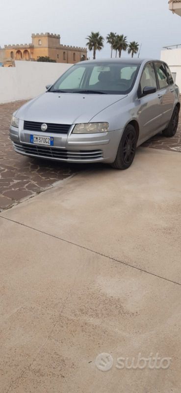 Grigio Usata 2004 Fiat Stilo Tre volumi | 1100 € (Buon prezzo) - Immagine 1/4