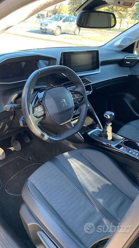 Usata Peugeot 208 Allure 100 CV (73 kW) 2021 Nero Utilitaria