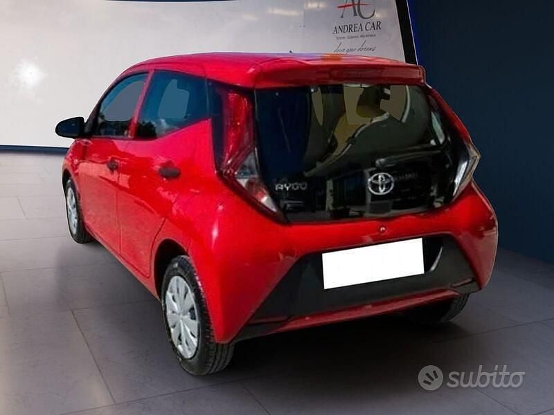 Usata Toyota Aygo Connect Style 72 CV (52 kW) 2020 Rosso Utilitaria