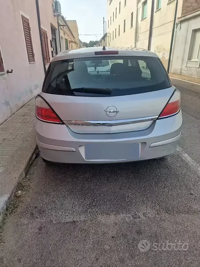 Używany Opel Astra 101 KM (74 kW) 2005 Szary Sedan/Limuzyna