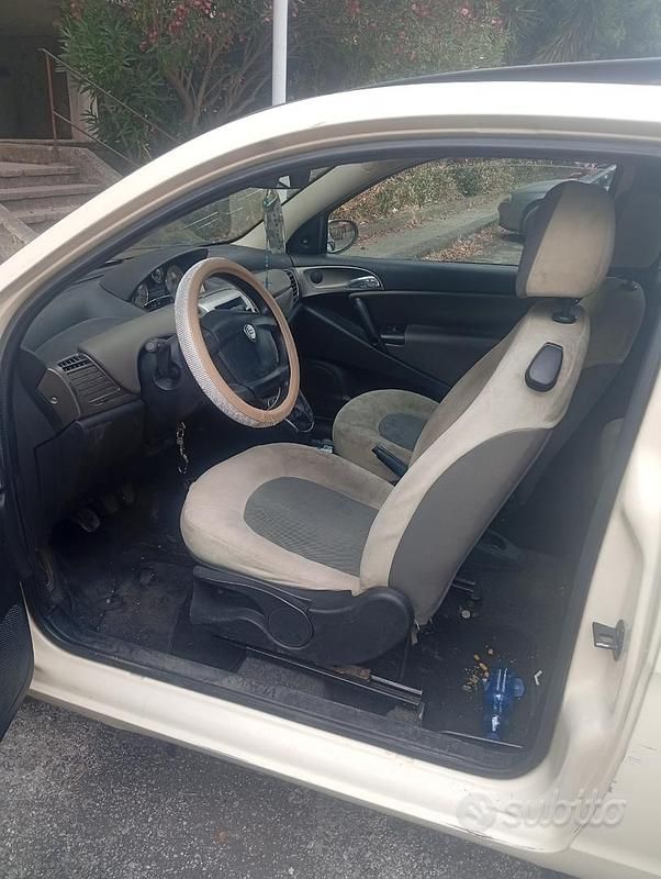 Usata Lancia Ypsilon 54 CV (39 kW) 2004 Bianco Utilitaria