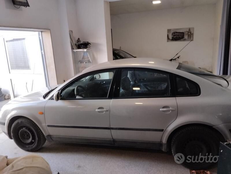 Usata VW Passat 101 CV (74 kW) 1998 Grigio Berlina