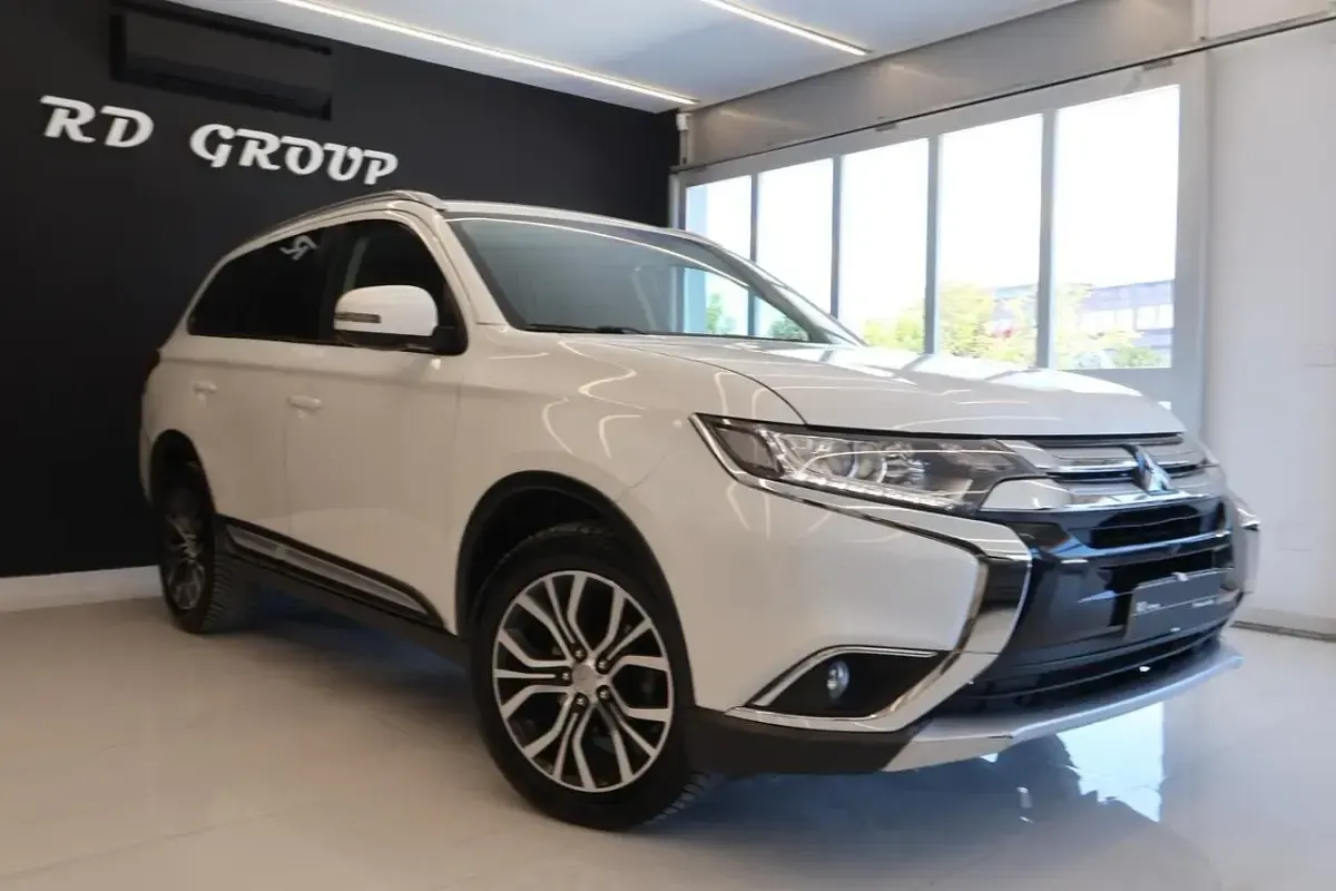 Usata Mitsubishi Outlander Instyle 149 CV (109 kW) 2018 Bianco SUV