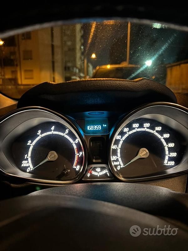 Usata Ford Fiesta 80 CV (58 kW) 2016 Grigio Utilitaria