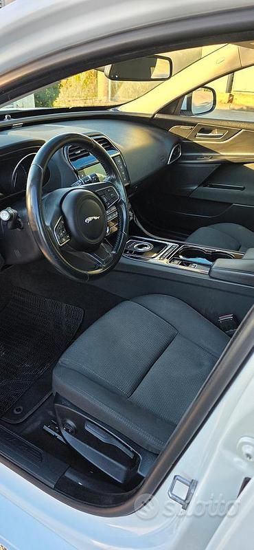Usata Jaguar XE 200 CV (147 kW) 2016 Bianco Berlina