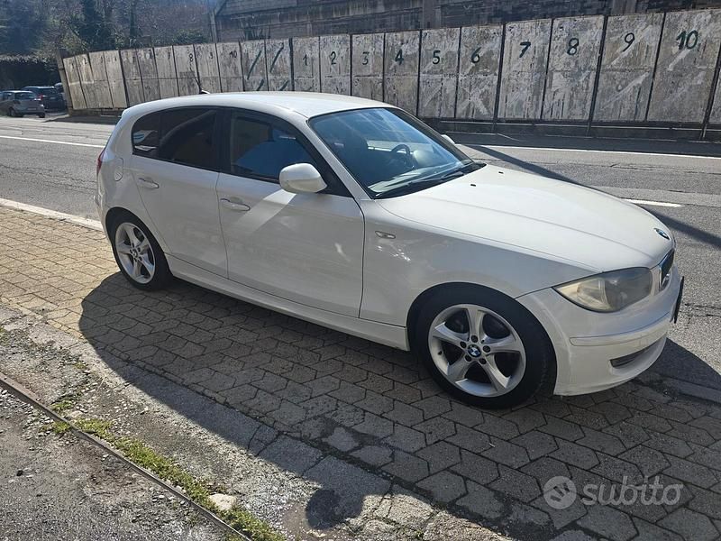 Usata BMW 118 142 CV (104 kW) 2011 Bianco Utilitaria