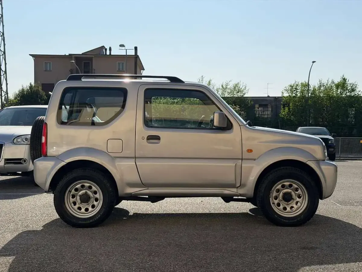 Usata Suzuki Jimny 84 CV (61 kW) 2011 Grigio SUV