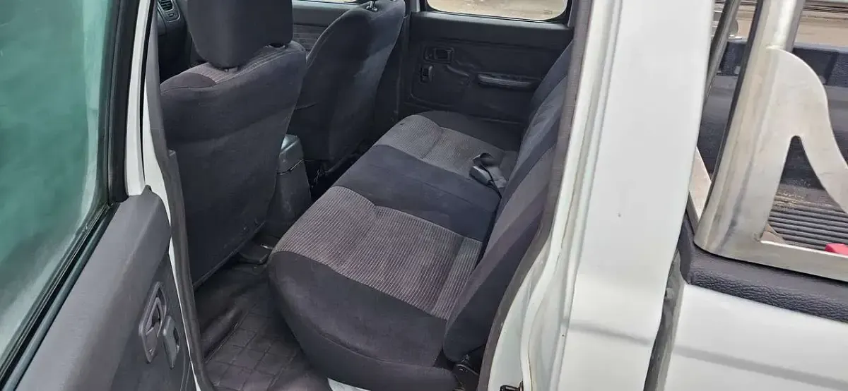 Usata Nissan Navara 133 CV (97 kW) 2011 Bianco Pick-up