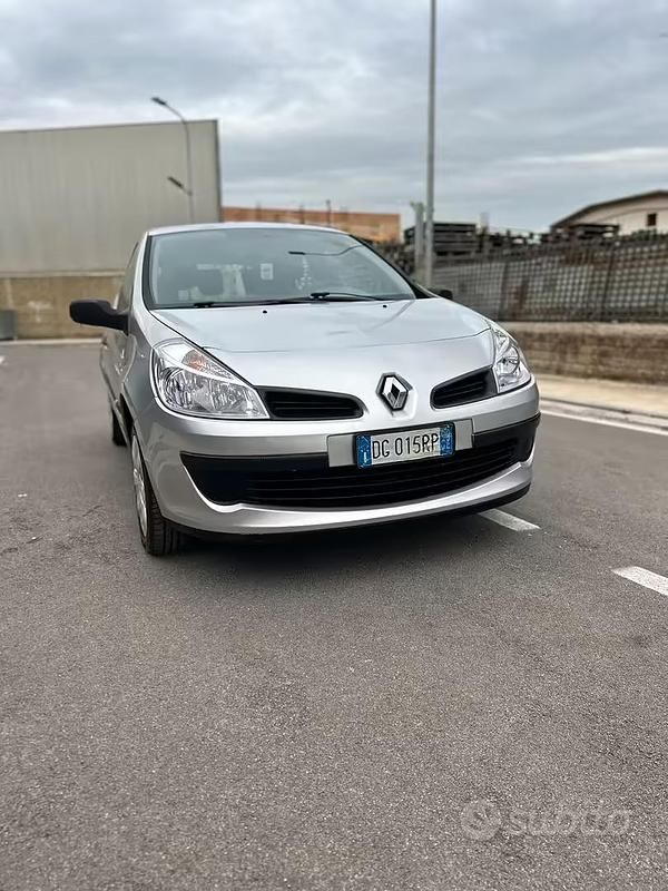 Usata Renault Clio II 60 CV (44 kW) 2007 Grigio Berlina