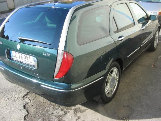 https://images.autouncle.com/it/car_images/62078abb-1667-4a6b-9e78-ecdc9fbcff4f_lancia-lybra-jtd-s-w-intensa-2002.jpg